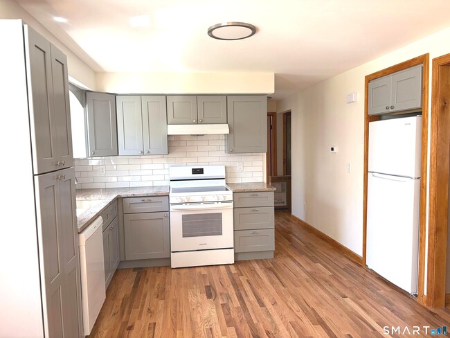 Building Photo - 3 Carmen St