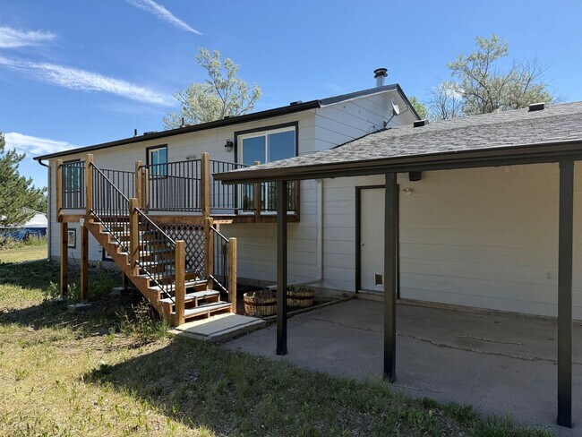 Foto del edificio - Charming 4-Bed Retreat on 2 Acres with Barn & Garage