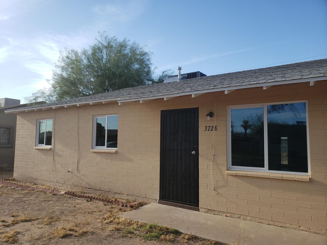 Primary Photo - 3728 W Corona Ave