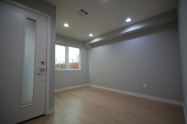 Foto del edificio - 648 N Serrano Ave