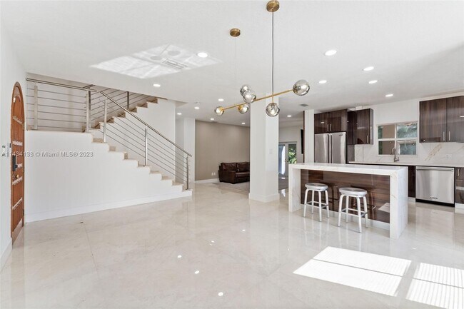 Building Photo - 530 Minorca Ave