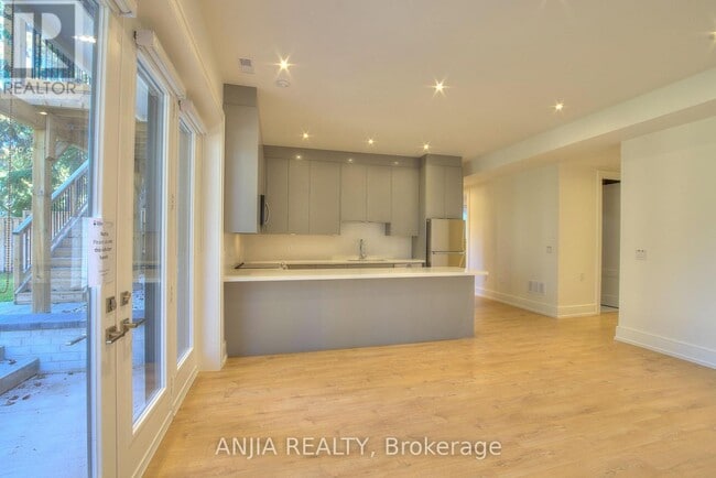 Building Photo - 23 Cresthaven Dr