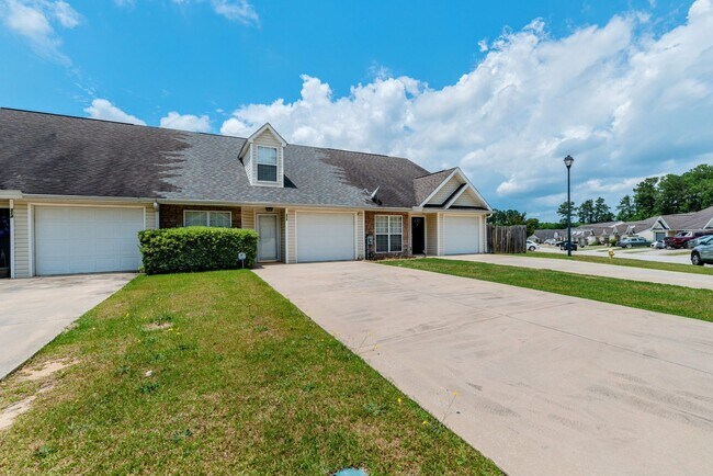 Building Photo - $1750 - Updated 3 bed/3 bath house conveni...