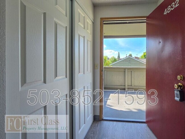 Foto del edificio - 4832 SW Murray Blvd