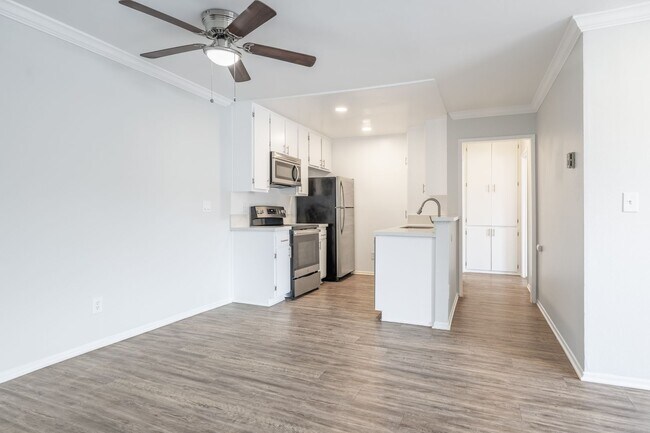 Interior Photo - 4444 Ensign Avenue