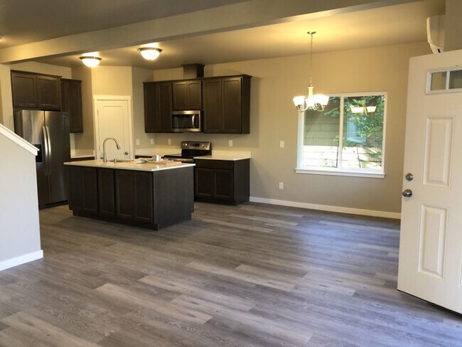 Foto del edificio - 5 Bedroom, 2.5 Baths Home for Rent, Available in September