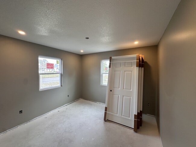 Building Photo - 212 E 1st St