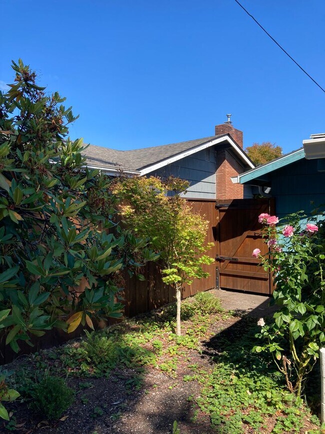 Foto del edificio - Cozy-Chic in Parkrose ~ Large Fenced Yard with Attached Garage & A/C~ Pets Welcome