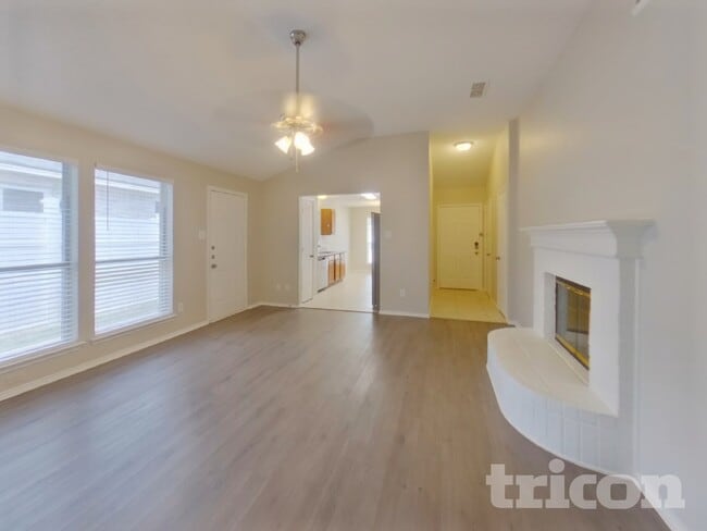 Foto del edificio - 5705 Stone Meadow Ln