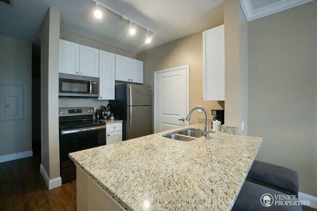 Building Photo - One Bedroom with Garage near Grandview