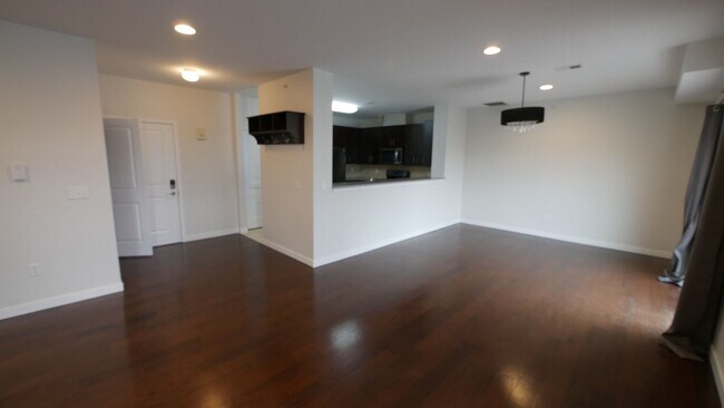 Building Photo - 4th Floor Condo - Large 2 BR / 2 BA, plus ...
