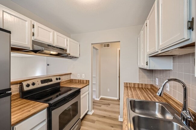 Building Photo - Must see 2 Bedroom 1 Bath in Castle Rock!!!