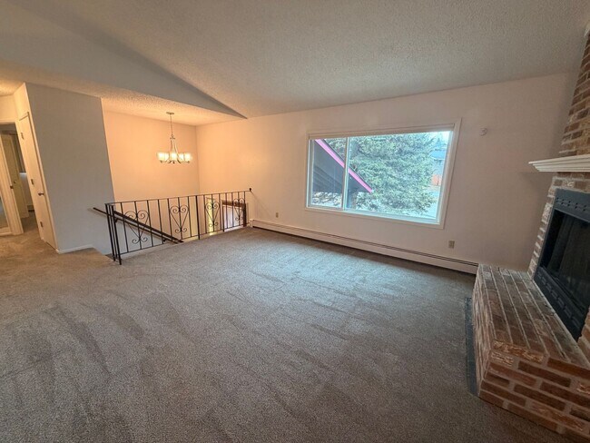 Foto del edificio - Very well maintained 4 bedroom house - Pet ok on approval. Available NOW!