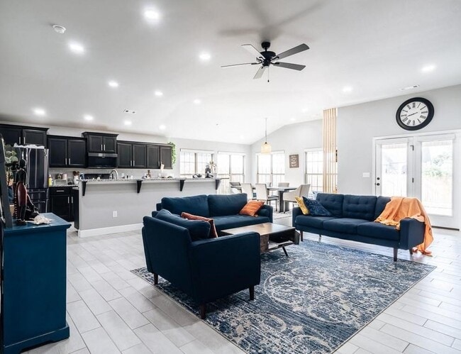 Building Photo - 910 Redfree Dr