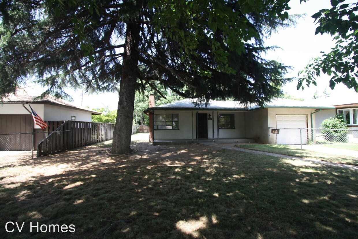 Primary Photo - 3 br, 1 bath House - 1025 E. Saginaw Way