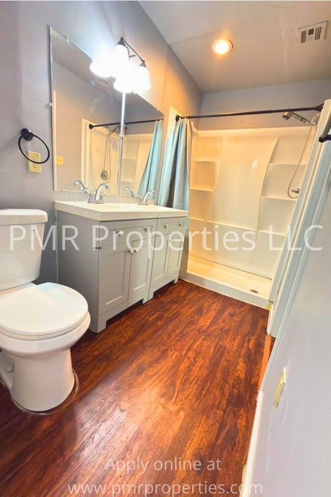 Building Photo - 3 Bedrooms / 2 Bathrooms House