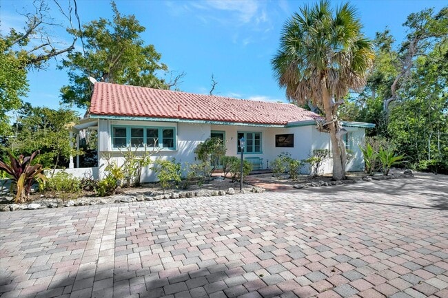 Building Photo - ALL THE CHARM! - Siesta Key 1+ acre on the Bay - 3 bed/ 2 bath pool home