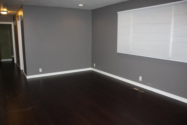 Building Photo - Adorable 2 bedroom HOME
