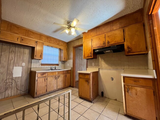 Building Photo - 3 Bedroom 1 Full Bath + Picture Perfect In & Out! You will LOVE IT!!