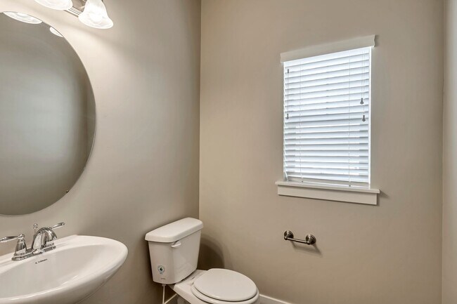 Building Photo - Gorgeous 3 Bed Townhome - Provo's Southeast Bench