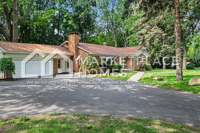 Foto del edificio - 1220 E Square Lake Rd