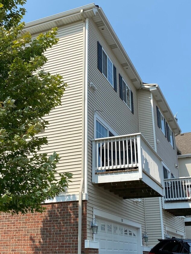 Foto principal - 138 Lakeshore Dr