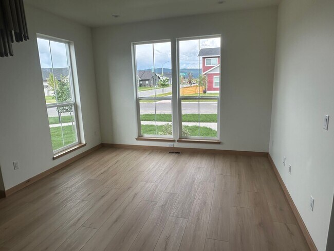 Foto del edificio - New 3 bed 3 bath w/garage for Rent - Kalispell Townhouse