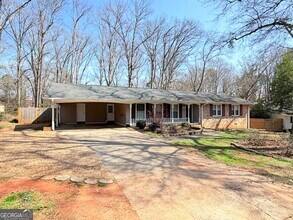 Building Photo - 560 Greencrest Dr