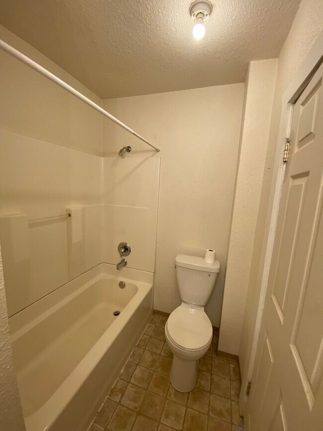 Building Photo - COZY 3RD STREET HOME (APP#97)