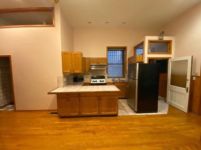 Kitchen - 1302 N Leavitt St