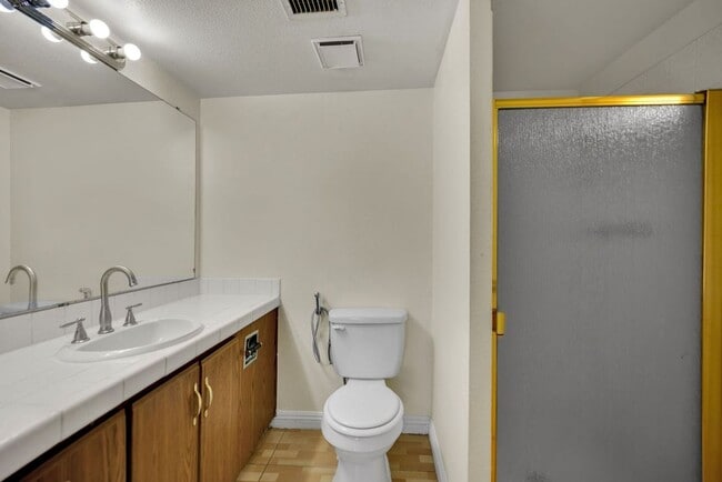 Building Photo - Very Nice 2bd/2ba Condo!! Gated Friendly C...