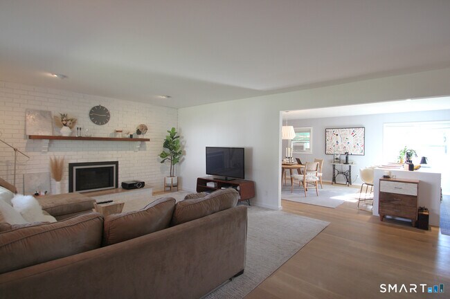 Foto del edificio - 83 Quinlan Ave