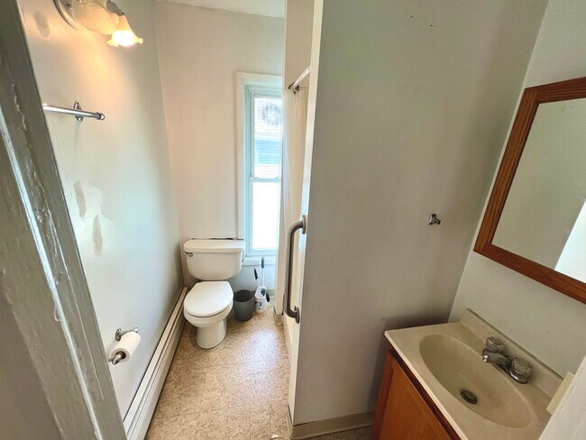 Baño con ducha - 1221 Church St