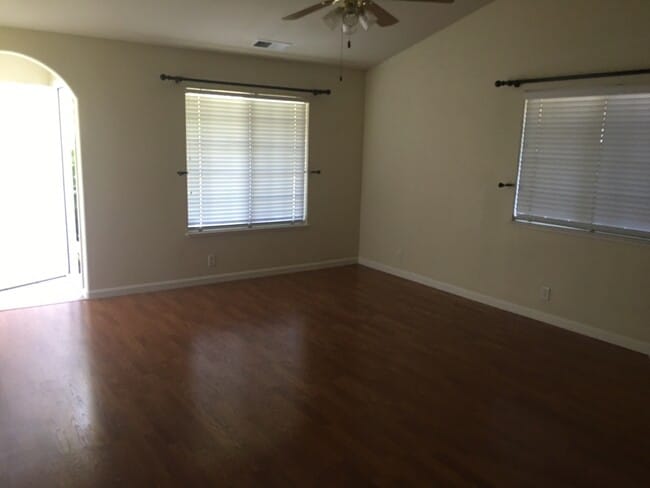 Building Photo - Beautiful home in desired location