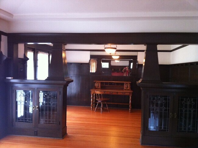 Building Photo - Rare Vintage Home