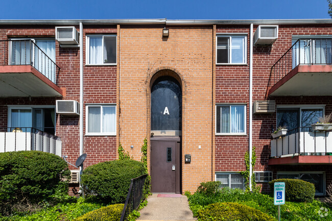 Entrance - Forest Glen Condominiums