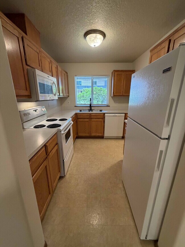 Foto del edificio - 3 Bedroom / 1.5 Bathroom Duplex Unit - Nearby Transportation, Milwaukie Marketplace and King Road...