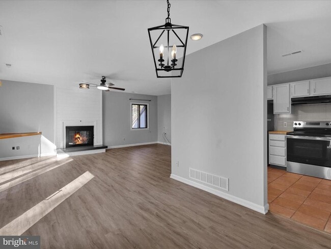 Building Photo - 10 Pine Woods Ct