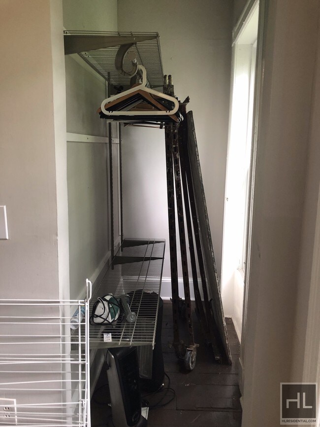 Foto del edificio - 150 DECATUR STREET** August 1st Availability