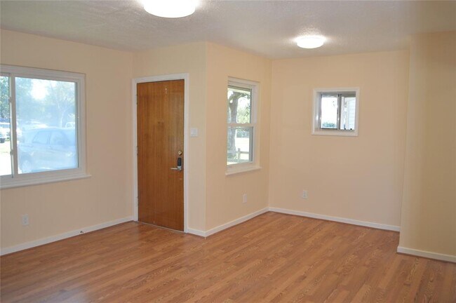 Building Photo - 2605 Lancaster Ln