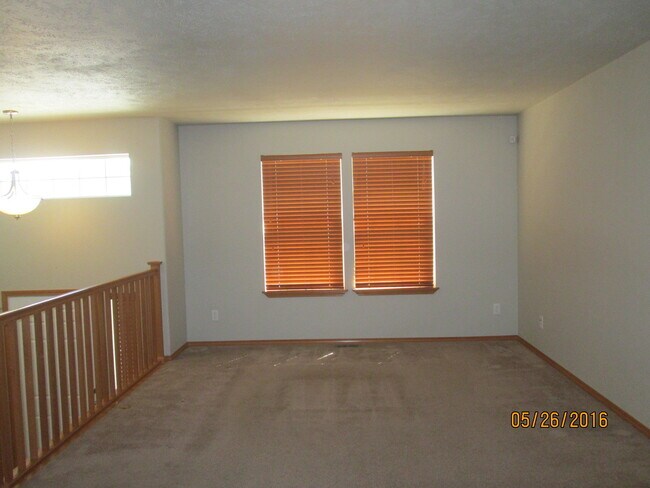 living room - 1416 S Chronicle Rd