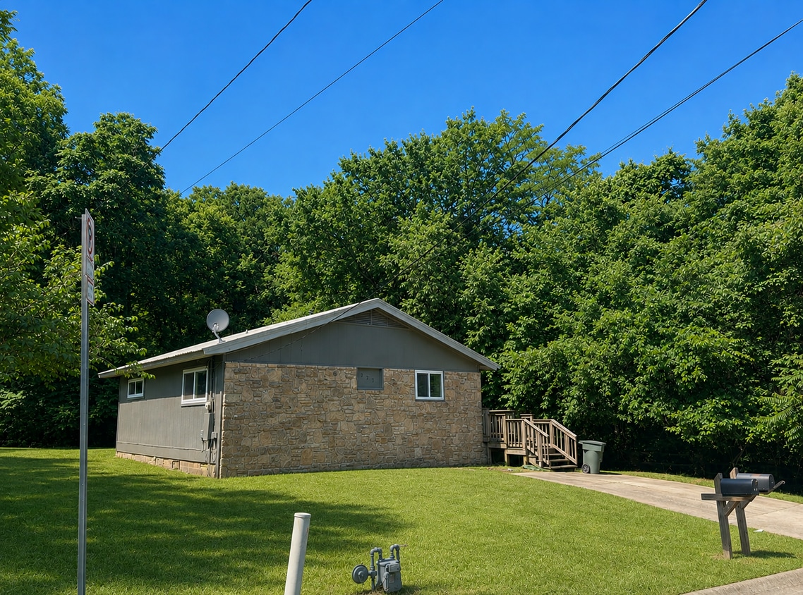 Photo - 821 E Lakeside Drive