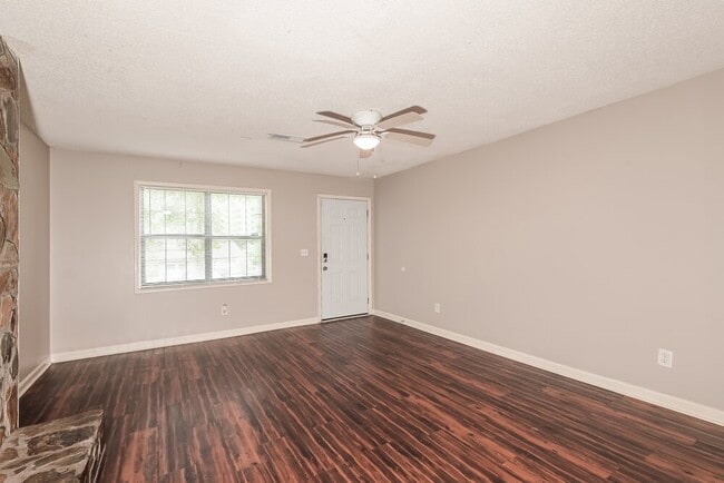 Foto del edificio - 5009 Hawthorne Ct
