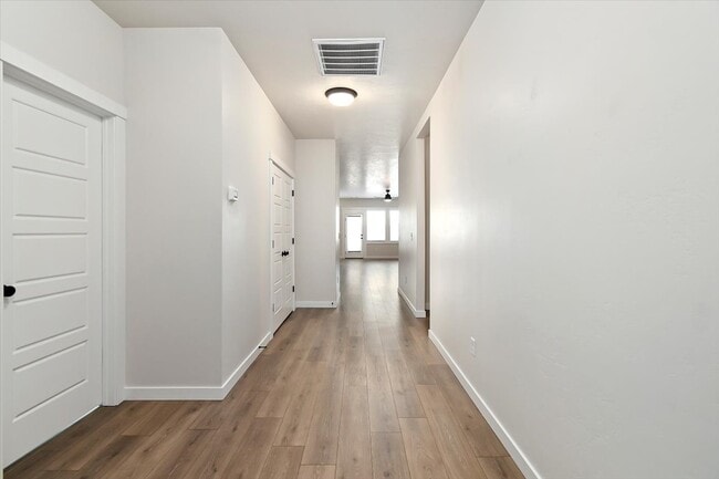 Building Photo - 321 N Bay Haven Ave
