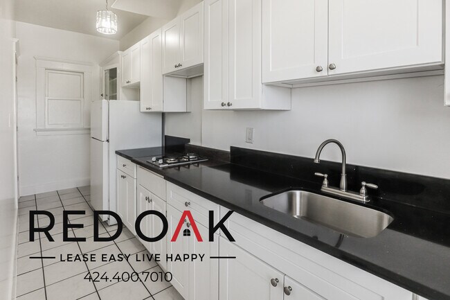 Building Photo - Gorgeous Studio with Loads of Natural Ligh...