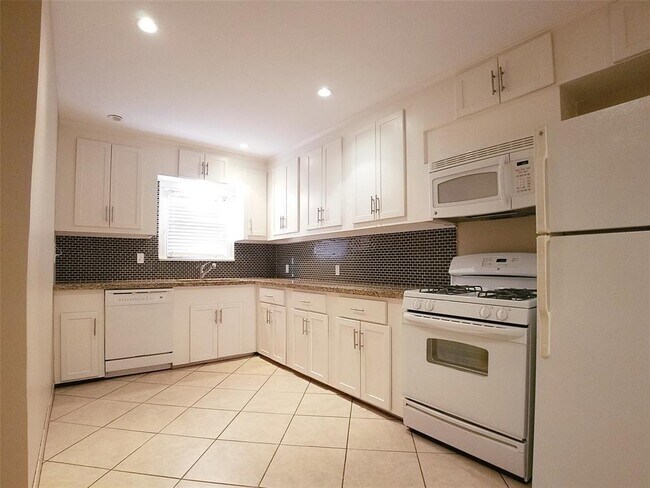 Building Photo - 1815 Banks St