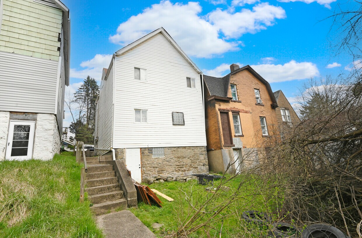 1530 Grandview Ave Unit 1st Fl, Braddock, PA 15104 Apartments in