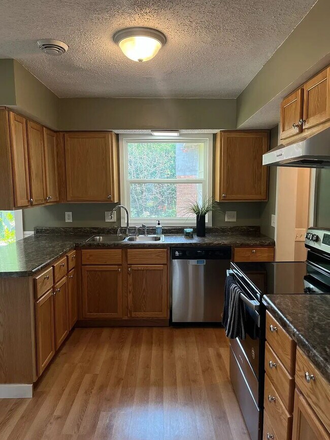 Foto del edificio - Spacious 4BR/3BA Home w/ Bonus Room, Porch...
