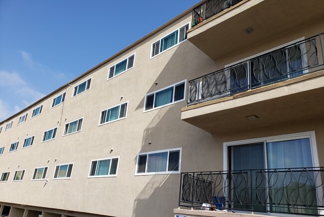 Foto del edificio - Bixby Knolls Regency Townhomes