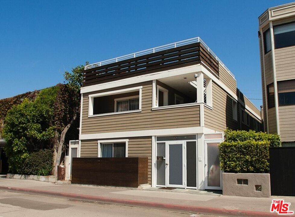 Primary Photo - 32 N Venice Blvd